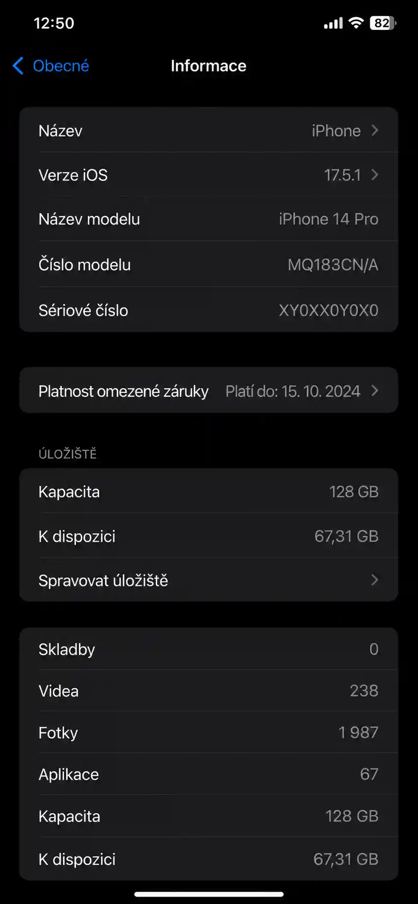 Obrazovka nastavení iOS zobrazující dostupné úložiště a verzi systému